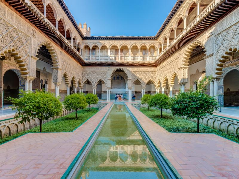 exploramundo_'s tweet photo. 💃🌴 Siente el ritmo apasionado de #Sevilla. Recorre el majestuoso Alcázar, la icónica Giralda y disfruta del flamenco en el barrio de Triana. La capital andaluza te seducirá con su calidez y alegría. #ExploraMundo #ViajaSevilla https://t.co/8mb9iis3JG