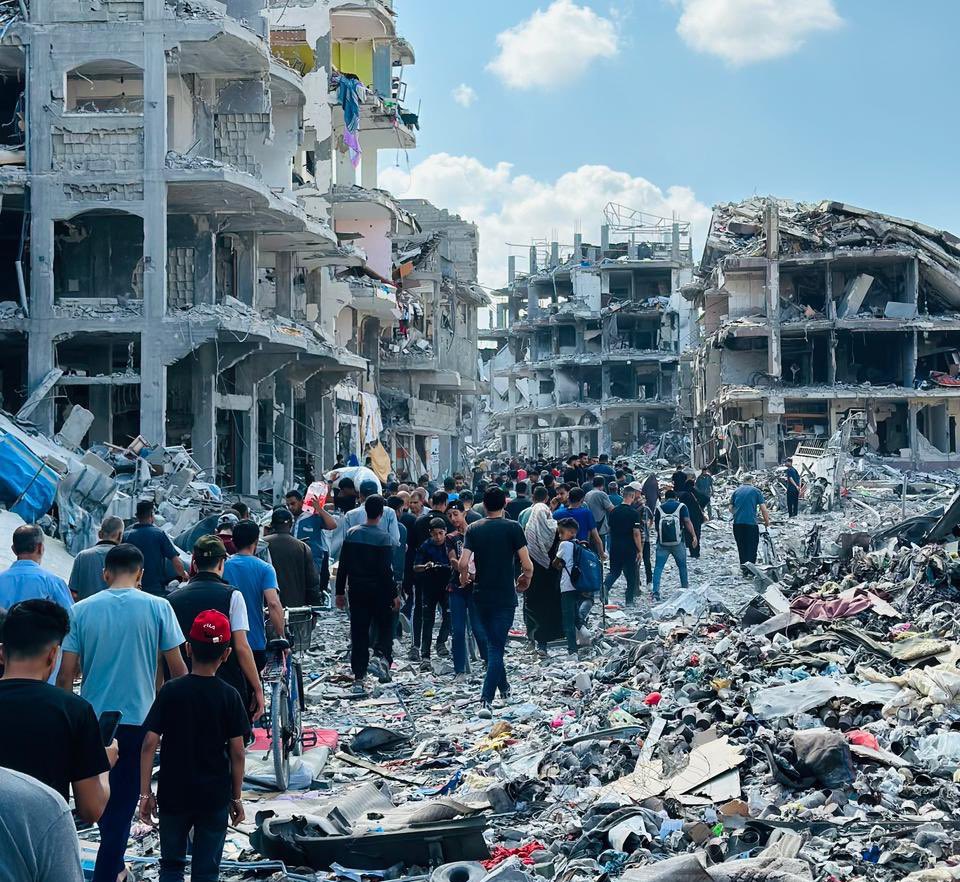 israil ordusu Cebaliye'den çekildiğini duyan insanlar akın akın yıkılan evlerine geri dönmeye başlamış.

- Bu insanların dedelerine topraklarını sattı diye iftira atıyorlar..