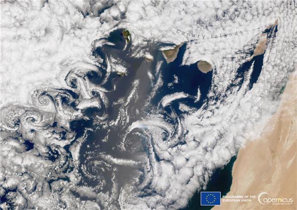 Hola #IslasCanarias 👋 
 
Esperamos que paséis un fantástico #DíadeCanarias  
 
Para celebrarlo os compartimos estos hipnóticos vórtices de Von Kármán próximos a vuestras islas y observados por uno de los satélites #Copernicus #Sentinel3🇪🇺🛰️ el 13 de mayo