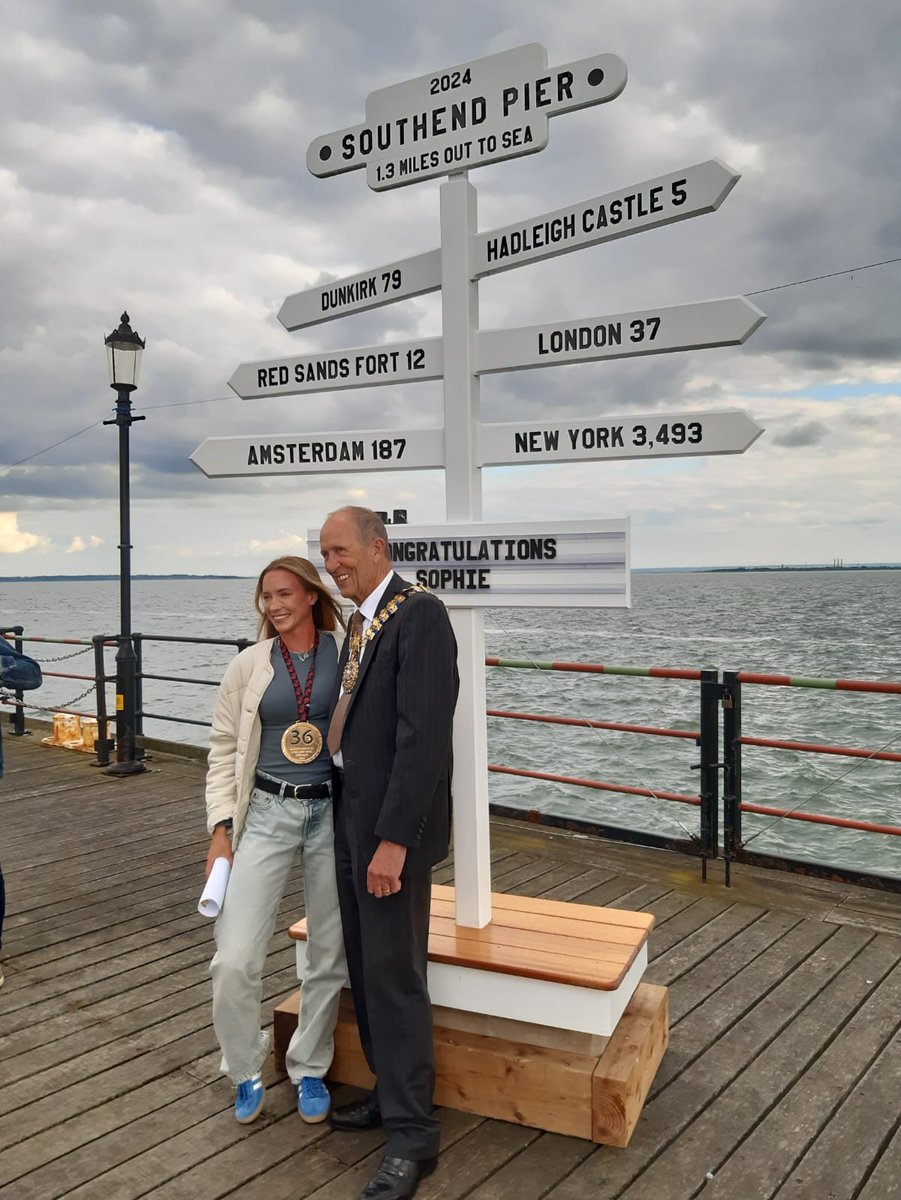 Congratulations to the inspirational Sophie Holmes, a #Southend woman with #cysticfibrosis, who has set a new world record by running 36 marathons in 36 days! Sophie was presented with her medal on Southend Pier by the Mayor of Southend. 🎉👏 @southend_pier @southendmace1 @GWR