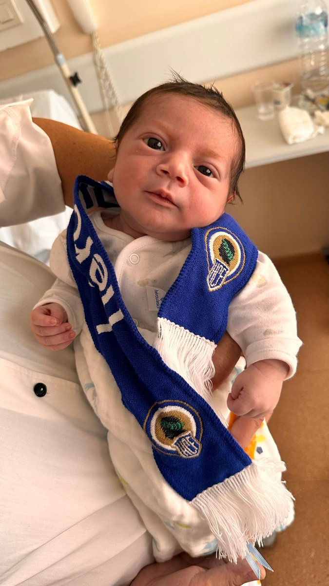 👶🏻 ¡Tenemos un nuevo herculano! Felicidades a Luis y Aurora ☺️

🥰 Luis Torregrosa Cruañes

😊 ¡Bienvenido a la familia blanquiazul, Luis! 🔵⚪️

💙 #MachoHércules 🤍