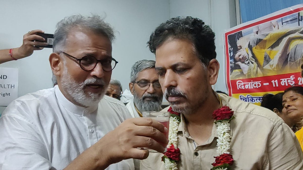 g_krishnakant's tweet photo. जगदगुरु शंकराचार्य स्वामी अविमुक्तेश्वरानंद जी के आदेश पर राष्ट्रपिता महात्मा गांधी के प्रपौत्र तुषार गांधी जी द्वारा आज प्रोफेसर ओमशंकर के आमरण अनशन को बीसवें दिन जुस पिलाकर समाप्त कराया गया, 

इस अवसर पर प्रख्यात गांधीवादी प्रचारक तुषार गांधी ने कहा कि प्रोफेसर ओमशंकर ने समाज के सबसे महत्वपूर्ण मुद्दे पर गांधीवादी तरीक़े से आमरण अनशन करके इसे राष्ट्रव्यापी मुद्दा बनाया है हम सब नागरिक समाज के लोगों की महत्वपूर्ण जिम्मेदारी है कि इसे देश के हर राज्य हर जिले मे पहुचाए ताकि भारत में रहने वाले सभी भारतीयों को स्वास्थ्य और शिक्षा का मौलिक अधिकार प्राप्त हो ।

प्रोफेसर आंनद कुमार ने स्वास्थ्य शिक्षा क्रांति आन्दोलन को भविष्य मे पुरे देश मे चरणबद्ध तरीके से चलाने की घोषणा की ।

इस अवसर पर सर्वसमाज के धर्मगुरूओ की उपस्थिति रही जिनमें प्रमुख रुप से संतमत अनुयायी मठ गढवा घाट से स्वामी प्रकाशध्यानानंद जी, शहर काजी मौलाना मुफ्ती बातिन साहब, फादर आनंद, गुरुद्वारा कमेटी के मुख्य ग्रंथी जसविंदर सिंह, हरभजन सिंह, गुरूविन्दर सिंह रविन्द्र सिंह, गोवर्धन पूजा समिति अध्यक्ष विनोद यादव, स्वामी रमेशानन्द सरस्वती रमना,बाबा सुखराम
[30/05, 14:05] Dr. Krishnakant: जगदगुरु शंकराचार्य स्वामी अविमुक्तेश्वरानंद जी के आदेश पर राष्ट्रपिता महात्मा गांधी के प्रपौत्र तुषार गांधी जी द्वारा आज प्रोफेसर ओमशंकर के आमरण अनशन को बीसवें दिन जुस पिलाकर समाप्त कराया गया, 

इस अवसर पर प्रख्यात गांधीवादी प्रचारक तुषार गांधी ने कहा कि प्रोफेसर ओमशंकर ने समाज के सबसे महत्वपूर्ण मुद्दे पर गांधीवादी तरीक़े से आमरण अनशन करके इसे राष्ट्रव्यापी मुद्दा बनाया है हम सब नागरिक समाज के लोगों की महत्वपूर्ण जिम्मेदारी है कि इसे देश के हर राज्य हर जिले मे पहुचाए ताकि भारत में रहने वाले सभी भारतीयों को स्वास्थ्य और शिक्षा का मौलिक अधिकार प्राप्त हो ।

प्रोफेसर आंनद कुमार ने स्वास्थ्य शिक्षा क्रांति आन्दोलन को भविष्य मे पुरे देश मे चरणबद्ध तरीके से चलाने की घोषणा की ।

इस अवसर पर सर्वसमाज के धर्मगुरूओ की उपस्थिति रही जिनमें प्रमुख रुप से संतमत अनुयायी मठ गढवा घाट से स्वामी प्रकाशध्यानानंद जी, शहर काजी मौलाना मुफ्ती बातिन साहब, फादर आनंद, गुरुद्वारा कमेटी के मुख्य ग्रंथी जसविंदर सिंह, हरभजन सिंह, गुरूविन्दर सिंह रविन्द्र सिंह, गोवर्धन पूजा समिति अध्यक्ष विनोद यादव, स्वामी रमेशानन्द सरस्वती रमना,बाबा सुखराम दास, सलमा किन्नर , कामेडियन अभय शर्मा, जेएनयू के प्रोफेसर आनंद कुमार, प्रोफेसर एमपी अहिरवार, प्रोफेसर संजय कुमार, प्रोफेसर एम जोशी, प्रोफेसर सदानंद शाही, डाँ राहुल कुमार, डाँ प्रतिमा गौड, डाँ कृष्णकांत , डाँ विन्ध्याचल,  प्रवीण कुमार, डाँ अखिलेश राजेश अहिर,एडवोकेट रविन्द्र यादव , फिरोज भाई, फारुख भाई, अखिलेश श्रीवास्तव, प्रग्या सिंह, मारुति मानव, शुभम, कमलेश, अजीत, धीरज, रमेश, निर्भय, श्यामबाबू मौर्या, व ओपीडी मे आए सैकड़ों मरीज रहे ।