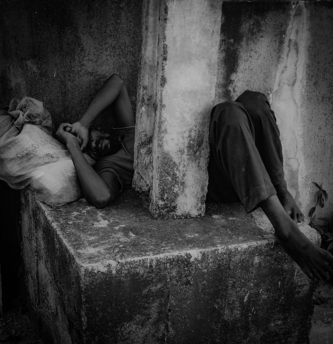 Day 2.
'Homeless Man Sleeping On Concrete'
📍: Ikeja, Lagos.
📷:@TECNOMobileNG CAMON 30 pro
Edited in @Lightroom
#mobilephotography 
#streetphotography