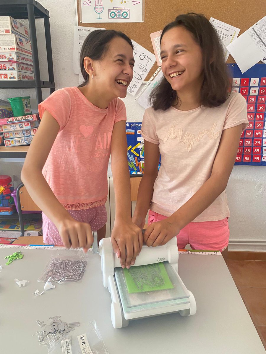 saludtorvis's tweet photo. Hacemos varios #lapbook de los #valores más importantes para nosotros. Interactuamos con los contenidos que hay dentro con materiales reciclables. Hemos trabajado con @BoscoGlobalONGD: trabajo, esfuerzo, empatía, respeto, generosidad y alegría. @CPRdbv #innovaex23_24 https://t.co/ELUaFZBJGu