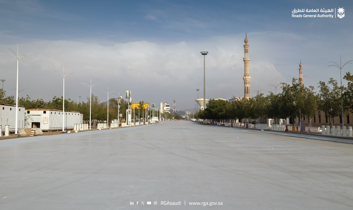 RGAsaudi's tweet photo. جانب من تنفيذ مبادرة #تبريد_طرق_المشاعر في المنطقة المحيطة بمسجد نمرة في عرفات. https://t.co/szZP8NfqVd