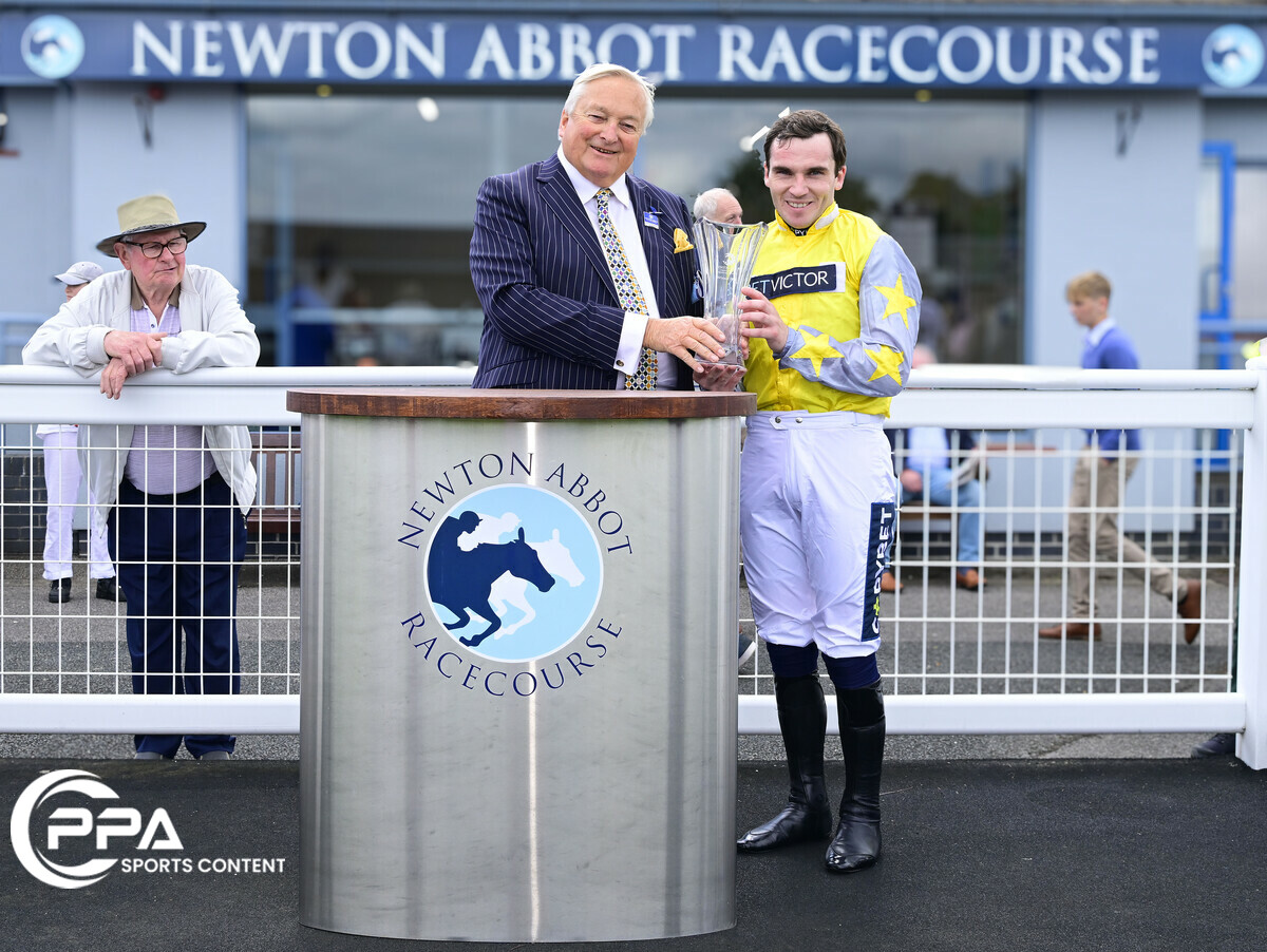 🏇 - 𝙍𝘼𝘾𝙀 𝙊𝙉𝙀 𝙒𝙄𝙉𝙉𝙀𝙍 - 🏇 Cindysox ridden by @JohnnyBurke2 and trained by @jamiesnowden takes the Newton Abbot Racecourse On Facebook Mares' 'National Hunt' Novices' Hurdle @NewtonAbbotRace @wmnsport @ExEchoSport @WMNHorses @TheTorbayWeekly @TQHeraldExpress