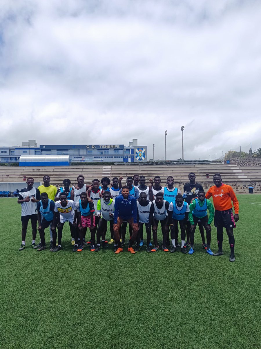 Nuestro #CampusSansofé recibió esta semana la visita de @moharamos25, portero del #CDTenerifeB ⚪️🔵🙌.

El guardameta colabora con el proyecto cediendo material y participando en las sesiones de entrenamiento 💪.

#FundaciónCDT @CDTOficial @CdtCantera