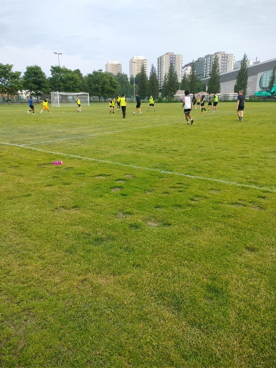 SAPAedustus's tweet photo. Eilen hiottiin vielä viimeiset kuviot kuntoon ennen tämän illan Atlantis FC/PM-peliä🟢 Aloituspotku Pukinmäen nurmella klo 19.15.

#sapa #kolmonen #sydänasennepalloajatus https://t.co/HOoVHFzQ7r