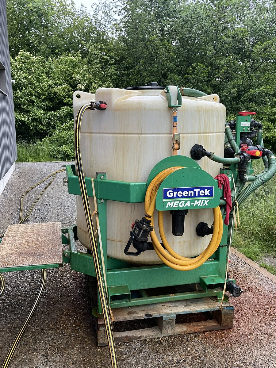 AaronA212's tweet photo. Today’s brew 🫖 making the most of the miserable weather with an application of Wetting Agent and Fert ⛳️🇨🇭 https://t.co/jzbVUYrR1q