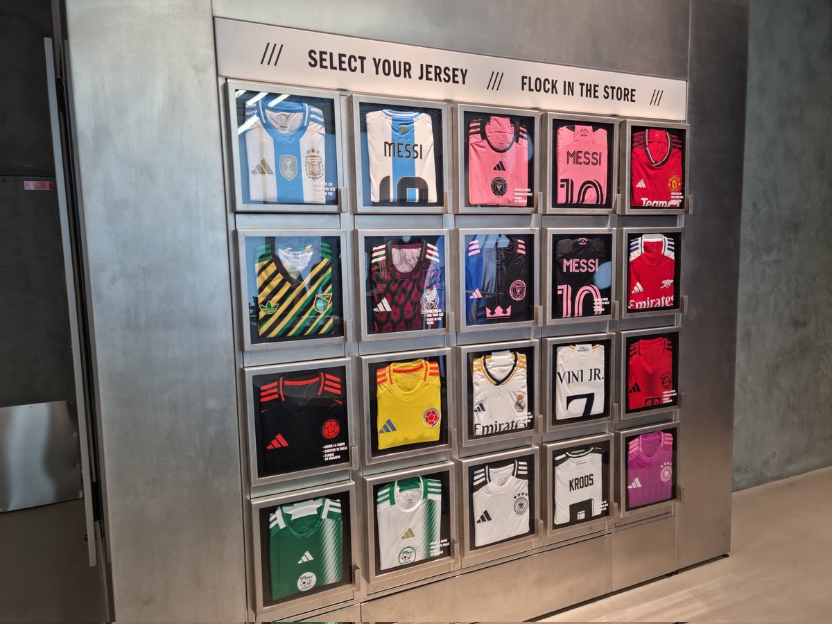 SportBusiness_C's tweet photo. #sport #retail

🤯 2 820m² d'espace de vente. Le plus grand magasin Adidas d'Europe ouvre ses portes ce jeudi 30 mai 2024 en fin de matinée sur les Champs-Élysées à Paris. 

👀 Nous avons pu le découvrir en avant-première....

🗞➡️https://t.co/KF7fW4EdtO https://t.co/9YUfYd5QXX