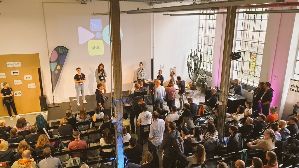 kingkarsten's tweet photo. Tag 2 des #Agile #Barcamp in #Leipzig. Wir sind mitten in der Sessionplanung mit gut 150 begeisterten Sessiongeber und -nehmer. #agileipzig https://t.co/W8Pw1gdvyC