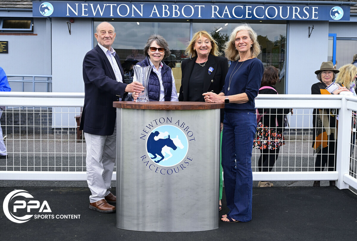 🏇 - 𝙍𝘼𝘾𝙀 𝙏𝙒𝙊 𝙒𝙄𝙉𝙉𝙀𝙍 - 🏇 Investment Manager ridden by @bpowell13 and trained by @TizzardRacing takes the Newton Abbot Racecourse Conference Centre Handicap Chase @NewtonAbbotRace @wmnsport @ExEchoSport @WMNHorses @TheTorbayWeekly @TQHeraldExpress