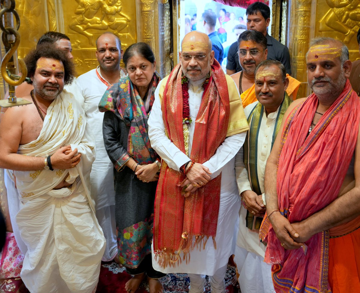 हर हर महादेव! केंद्रीय गृह एवं सहकारिता मंत्री श्री @AmitShah ने वाराणसी में काशी विश्वनाथ मंदिर में दर्शन एवं पूजन किया।