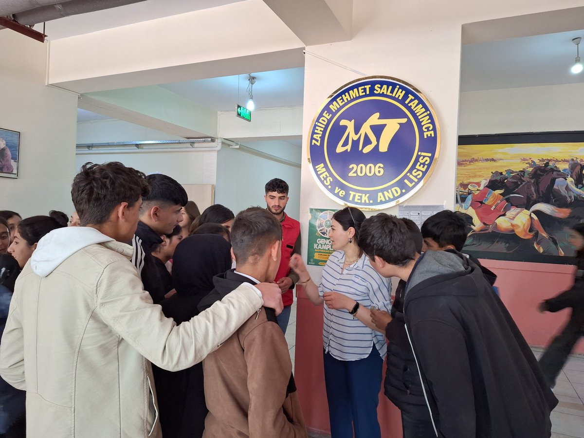GSB_CaldiranGM's tweet photo. Gençlik Kamp Başvuruları için okul ziyaretlerinde  hem duyuru yaparak hemde gençlerle birebir iletişime geçip detaylı bilgi vermeye devam ediyoruz.📢📜 https://t.co/6fFpkE4j8t