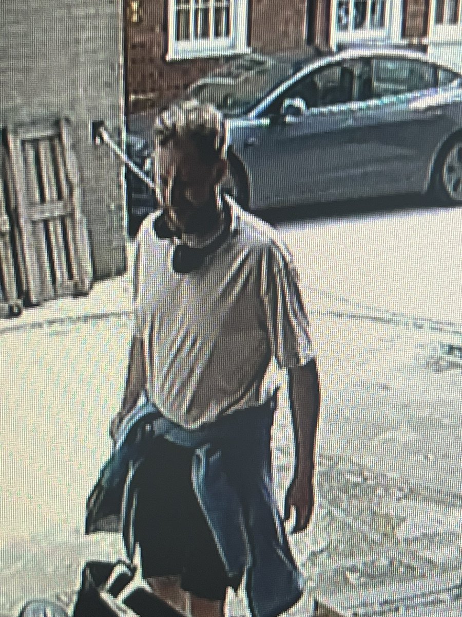 tankmagazine's tweet photo. Can you help us find this gentleman who popped into the Tank office yesterday  afternoon &amp; “left” with a bag of cameras!! He also left a plastic bag w/ a large slice of JackFruit. We urgently need to contact him to share a recipe for a very 🌶️jack fruit curry. X do your thing! https://t.co/MLlp8yuIj8