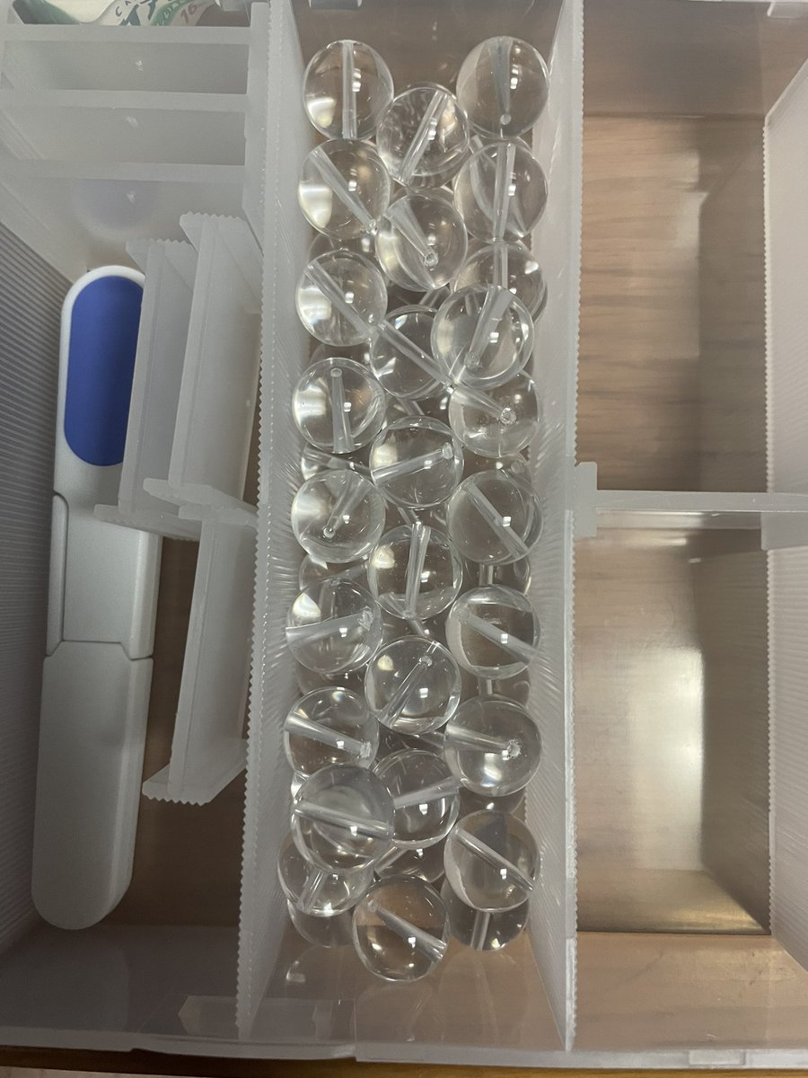 誕プレに久しぶりに数珠制作するために水晶買付け頼んだら思ったより多く買付けてくれたけど後タイガーアイと翡翠とガーネットがまだ届かない😅