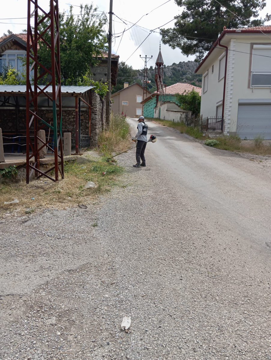 Belediyemiz Fen İşleri Müdürlüğüne bağlı ekiplerimizce, #Çimi Mahallemizde 
yabani ot temizliği ve genel temizlik çalışmaları devam ediyor. 🧹✅

Tertemiz bir #Akseki için çalışıyoruz!