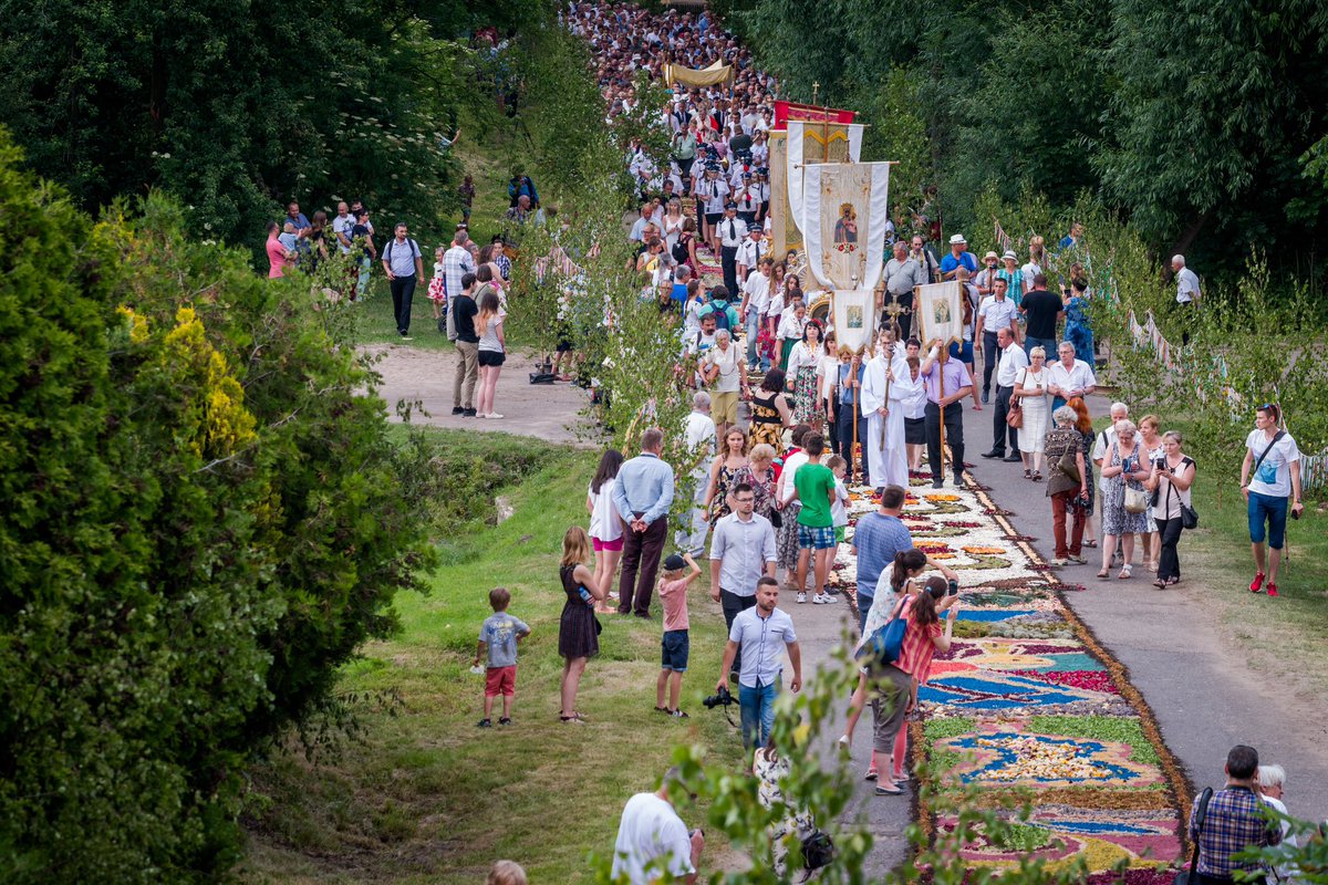 In 🇵🇱 to celebrate #CorpusChristi we arrange flower carpets 🌸 The most famous one is in #Spycimierz, small village in #Poland. Flower carpets can reach almost 2 km. This 🇵🇱 tradition is inscribed on the @UNESCO List of Intangible Cultural Heritage #LivingHeritage