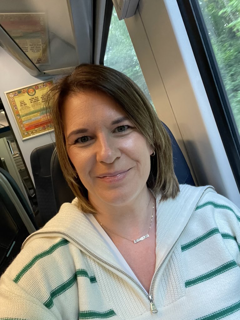 Can’t believe I’m having to wear a jumper at the end of May! At least this one is a wee bit summery though 😎 Also - obligatory train selfie on my way to @CapitalCrime1 😝