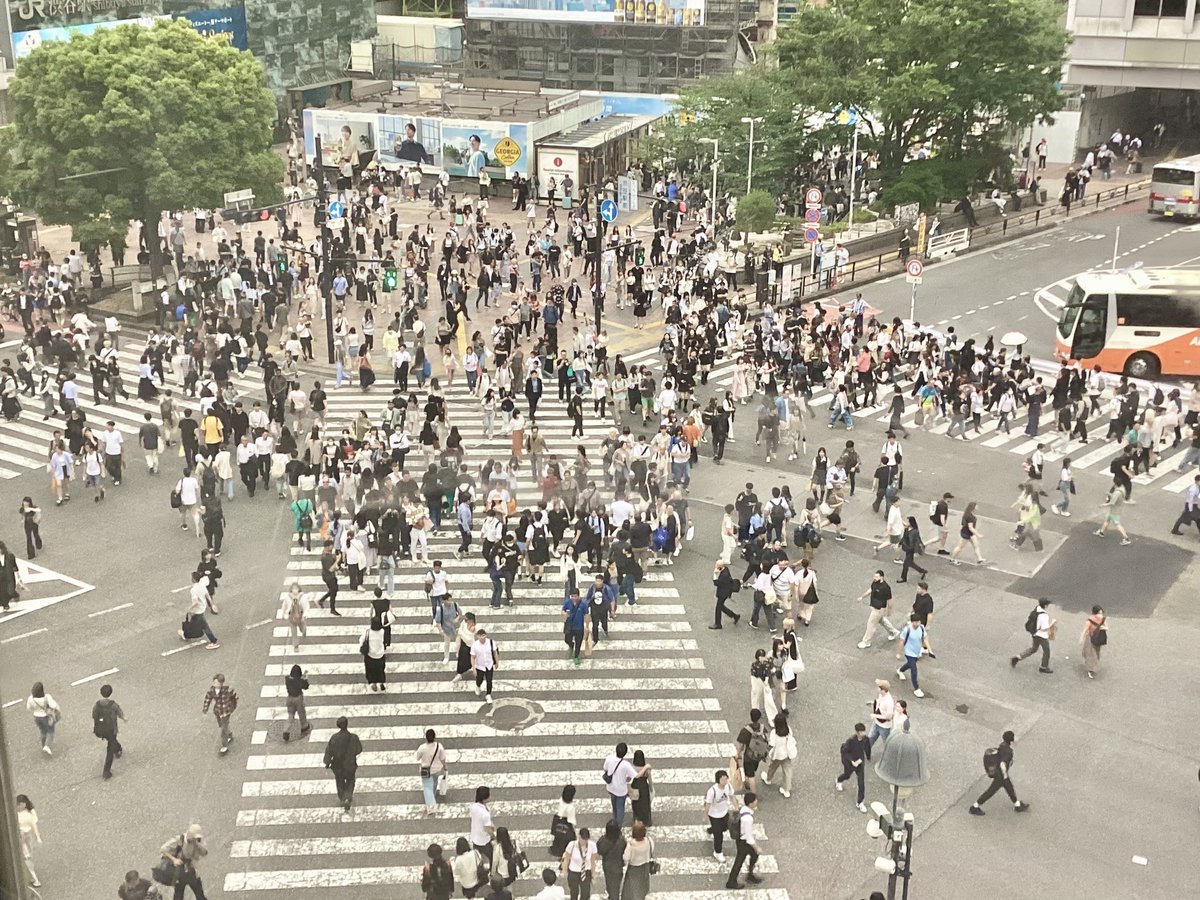 SHIBUYA_T_SL's tweet photo. 今日は生憎の曇り空ですが
いかがお過ごしですか？

4階には漫画、洋書、ビジネス書がズラリ📚
シェアラウンジをご利用のお客様は
この本が全てお読みいただけるんです！

こんなお天気だからこそ
快適なシェアラウンジで
読書しませんか？📖 https://t.co/31qv4ob5ay