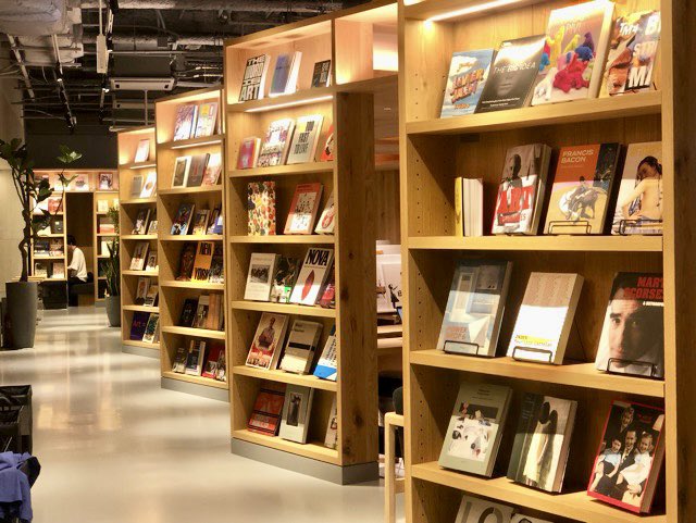 SHIBUYA_T_SL's tweet photo. 今日は生憎の曇り空ですが
いかがお過ごしですか？

4階には漫画、洋書、ビジネス書がズラリ📚
シェアラウンジをご利用のお客様は
この本が全てお読みいただけるんです！

こんなお天気だからこそ
快適なシェアラウンジで
読書しませんか？📖 https://t.co/31qv4ob5ay