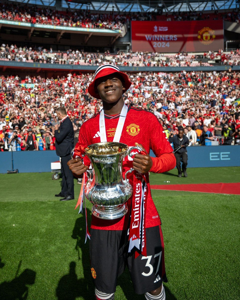 ManUtdInPidgin's tweet photo. No Manchester United fan suppose get below 7,000 followers.

Retweet, Reply ‘GGMU’ and gain more Man Utd fans❤️ https://t.co/LvSxbOh5Sh
