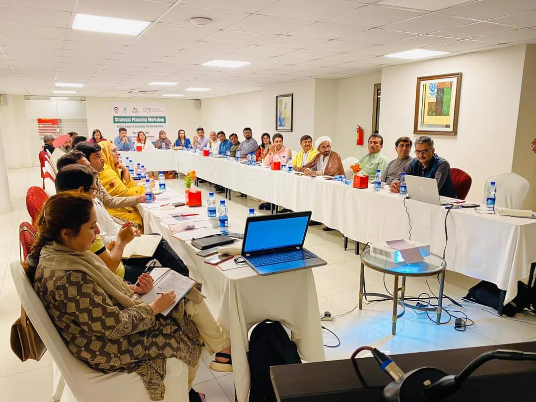 SyedAllahDinoS3's tweet image. MPA  #SaimaAgha Sahiba 
Chaired the Strategic Planning Workshop for the Sindh Climate Change Action Network (SCAN) held in Islamabad from May 28th to 29th, 2024. Organized by SPO Sindh. 
#MPASaimaAgha 
#Changeclimate 
#Pakistanzindabad 
@SaimaAgha17627 @MediaCellPPP @PPPDigital_
