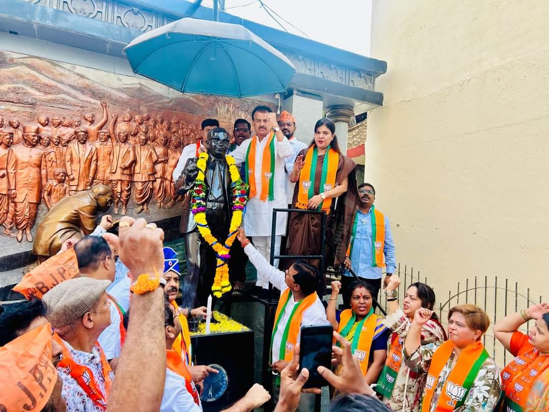 भाजपच्या मनोहर डुंबरे याने भारतरत्न डॉ. बाबासाहेब आंबेडकर यांच्या खांद्यावर हात ठेवून फोटोसाठी पोझ दिली. हाच का यांचा बाबासाहेबांच्या प्रति असलेला आदर 😡😡
 काल पासून आदळ आपट करणारे भुरटे याचा पण विरोध करतील ही अपेक्षा..!