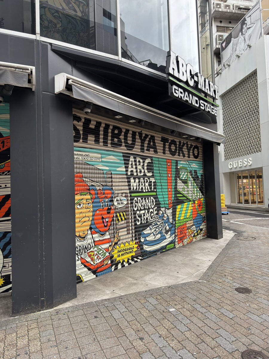 Any JLovers who have been to Japan? Check out the cool shutter art at ABC-mart in Shibuya Center Gai🇯🇵

#tokyo #shibuya #Japan 
#shutterart