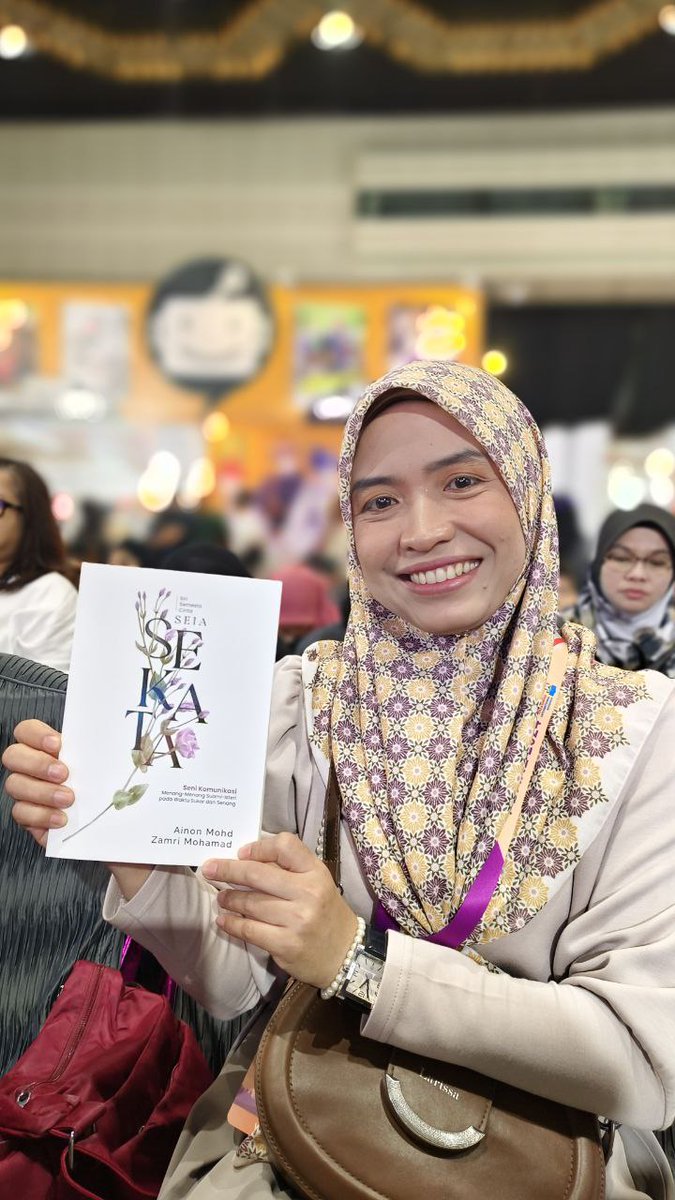 zamrimohamad's tweet photo. Terima kasih Puan Asha Kakchik kerana memiliki buku #Sekata di Pesta Buku Antarabangsa Kuala Lumpur . Insya-Allah buku seni berbual-bual dengan pasangan dapat dibeli di reruai @bukuPTS @putehpress https://t.co/vbKFFvgFAV