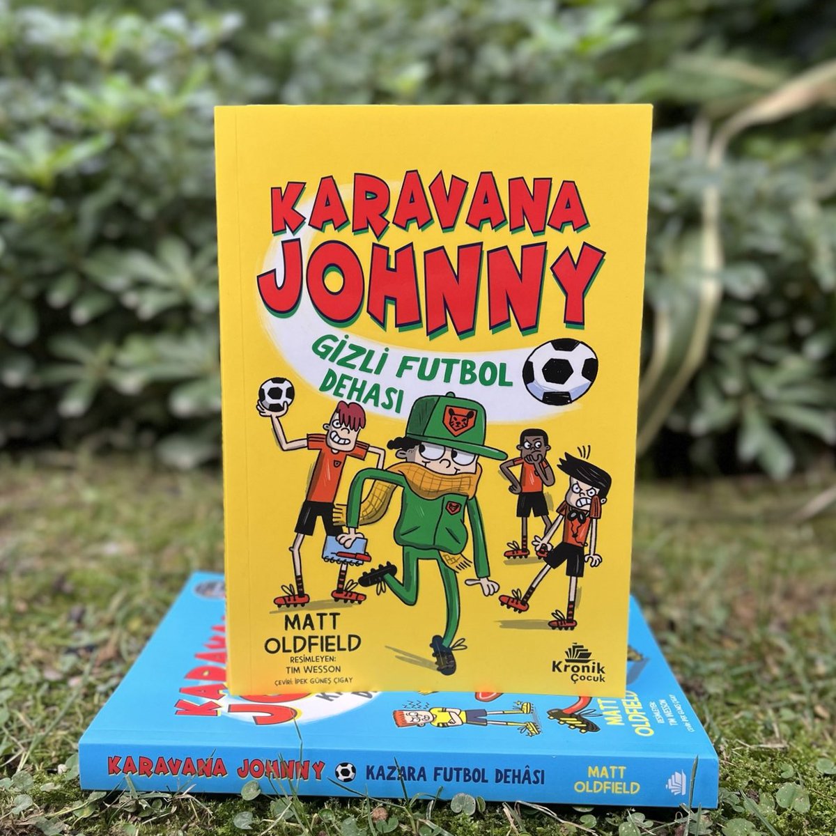 Karavana Johnny’nin maceraları, serinin ikinci kitabı Gizli Futbol Dehası ile tam gaz devam ediyor! 'Karavana Johnny: Gizli Futbol Dehası' yine heyecan ve kahkaha dolu bir macera vadediyor! @kronikcocuk_ kronikkitap.com/kitap/karavana…