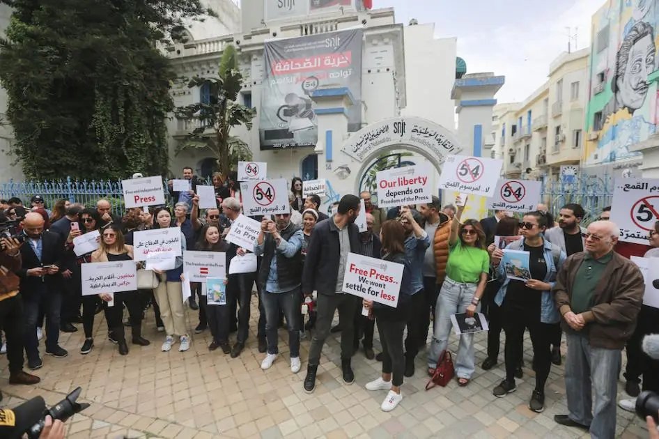 #Tunisia: clampdown on free speech &amp; media freedom should raise red flag in Brussels.

If @VonDerLeyen was serious about #TeamEurope's role with Tunisia, she should show leadership &amp; make it clear that respect for rights is key in EU-Tunisia relations.

hrw.org/news/2024/05/3…