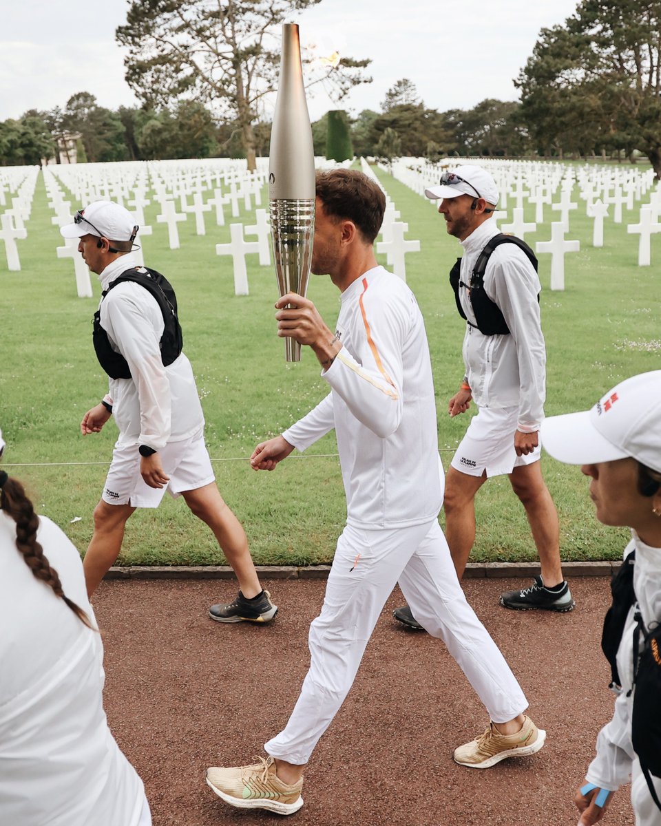 Paris2024's tweet photo. La Flamme sur la Voie de la Liberté ! 
80 ans après, de la plage d'Omaha Beach jusqu’au cimetière américain de Normandie, la Flamme éclaire l'Histoire en mémoire à tous ceux qui ont foulé ces plages en 1944. 💫

Photos Paris 2024 / Germain Hazard / SIPA PRESS https://t.co/mHv4gQoxuF