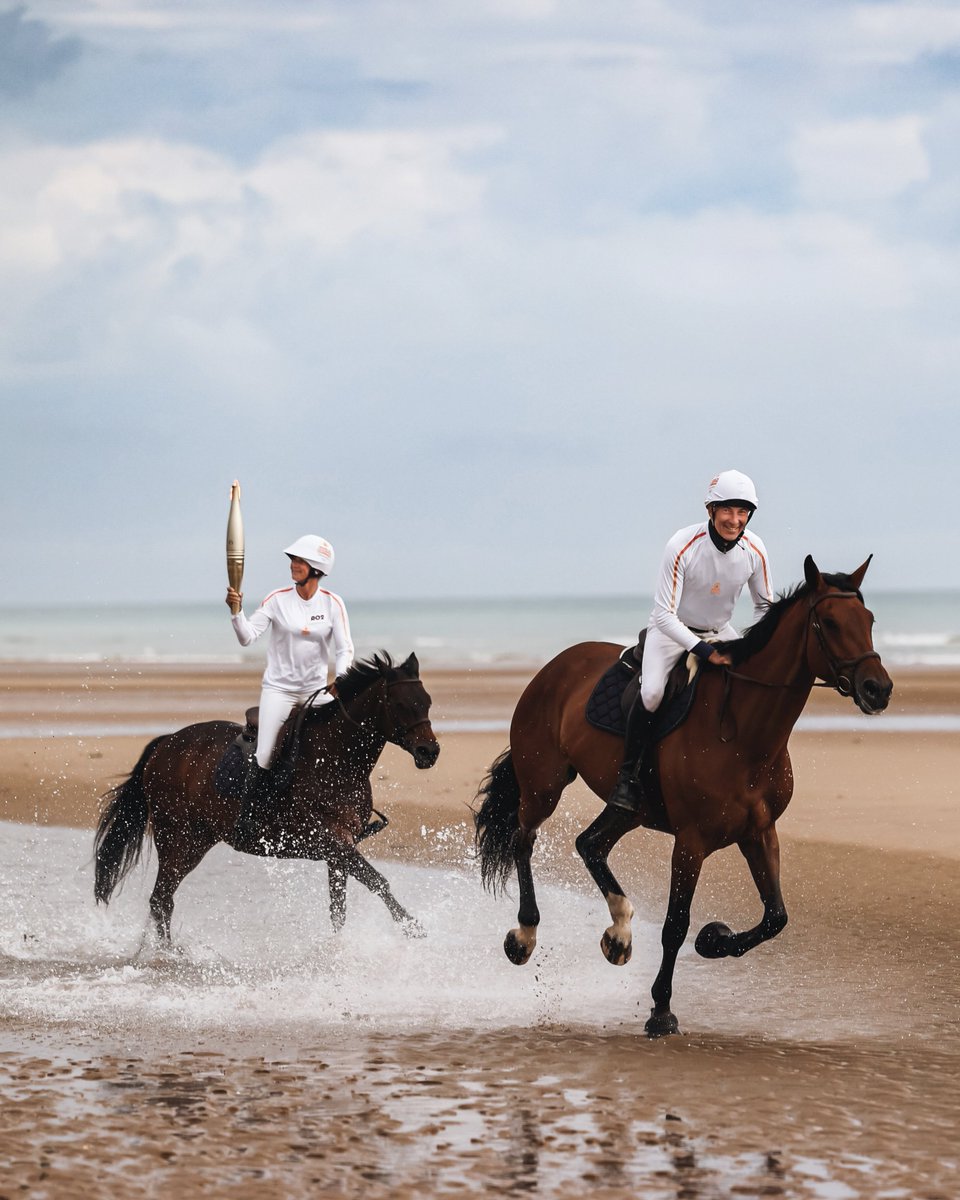 Paris2024's tweet photo. La Flamme sur la Voie de la Liberté ! 
80 ans après, de la plage d'Omaha Beach jusqu’au cimetière américain de Normandie, la Flamme éclaire l'Histoire en mémoire à tous ceux qui ont foulé ces plages en 1944. 💫

Photos Paris 2024 / Germain Hazard / SIPA PRESS https://t.co/mHv4gQoxuF