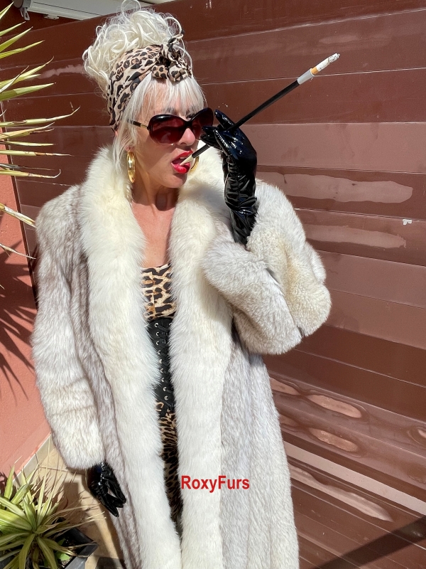 roxyfurs's tweet photo. Smokin' hot in Blue Fox fur coat https://t.co/wrnhPwn0yl