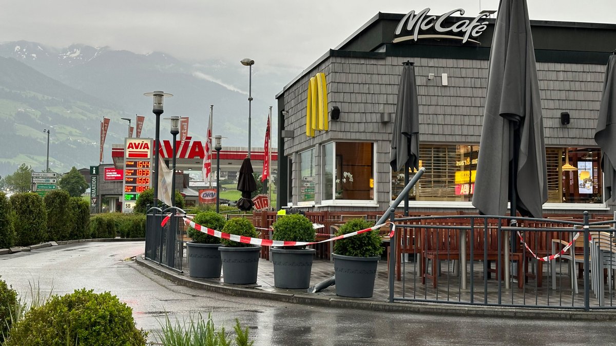 Junger Alkolenker rast im Tiroler Zillertal mit Pkw auf McDonald‘s-Terrasse: krone.at/3396662