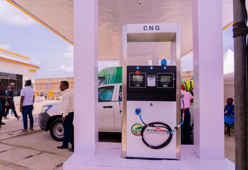 Peemessiah's tweet photo. Government offering incentives for CNG adoption should be left in the hands of the FG alone. @RealAARahman is the NGF chairman. He should lead by example and announce incentivized CNG adoption. #PCNGi https://t.co/drpsjN10OI