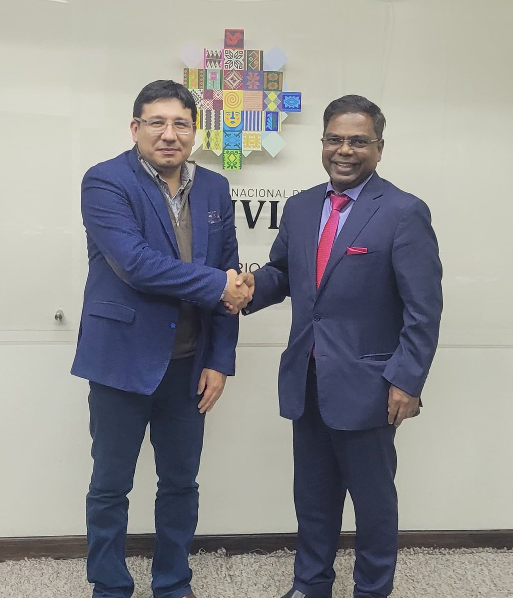 Amb @VishvasSapkal
had an honour to meet H E Mr Franklin Molina Ortiz,Minister of Hydrocarbons & Energies @_franklinmolina of Bolivia 🇧🇴 on 29.5.2024. They discussed bilateral cooperation in Hydrocarbons & Energy sector. 🇮🇳 🤝 🇧🇴