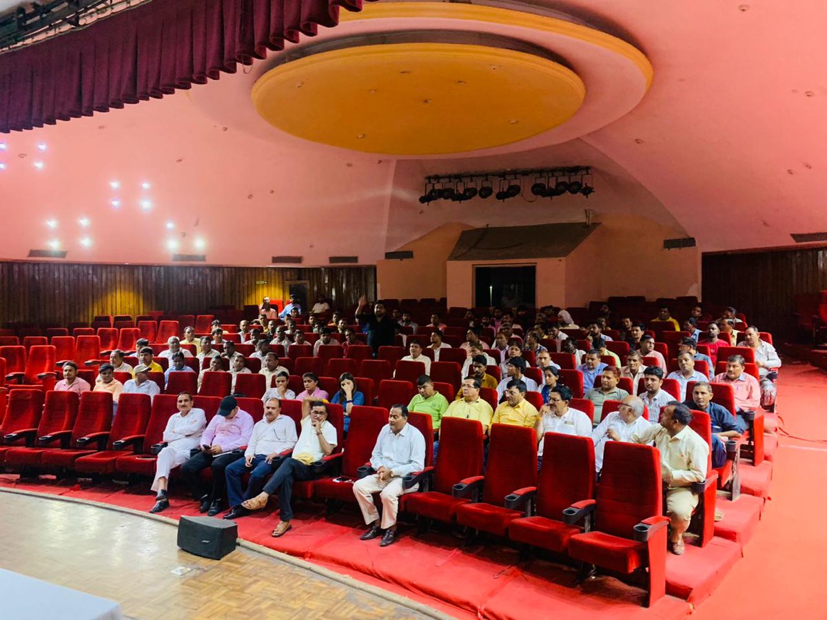 noida_authority's tweet image. इस बैठक में जन स्वास्थ्य विभाग के सभी अधिकारी व कर्मचारी उपस्थित रहे।
#NoidaAuthority 
#NoidaDevelopment 
#SwachhNoida
#CleanNoidaGreanNoida 
#AtamNirbharBharat 
#NoidaBanegaNo. 1
#SwachhSurvekshan2024