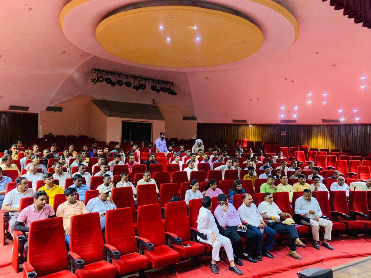 noida_authority's tweet image. इस बैठक में जन स्वास्थ्य विभाग के सभी अधिकारी व कर्मचारी उपस्थित रहे।
#NoidaAuthority 
#NoidaDevelopment 
#SwachhNoida
#CleanNoidaGreanNoida 
#AtamNirbharBharat 
#NoidaBanegaNo. 1
#SwachhSurvekshan2024