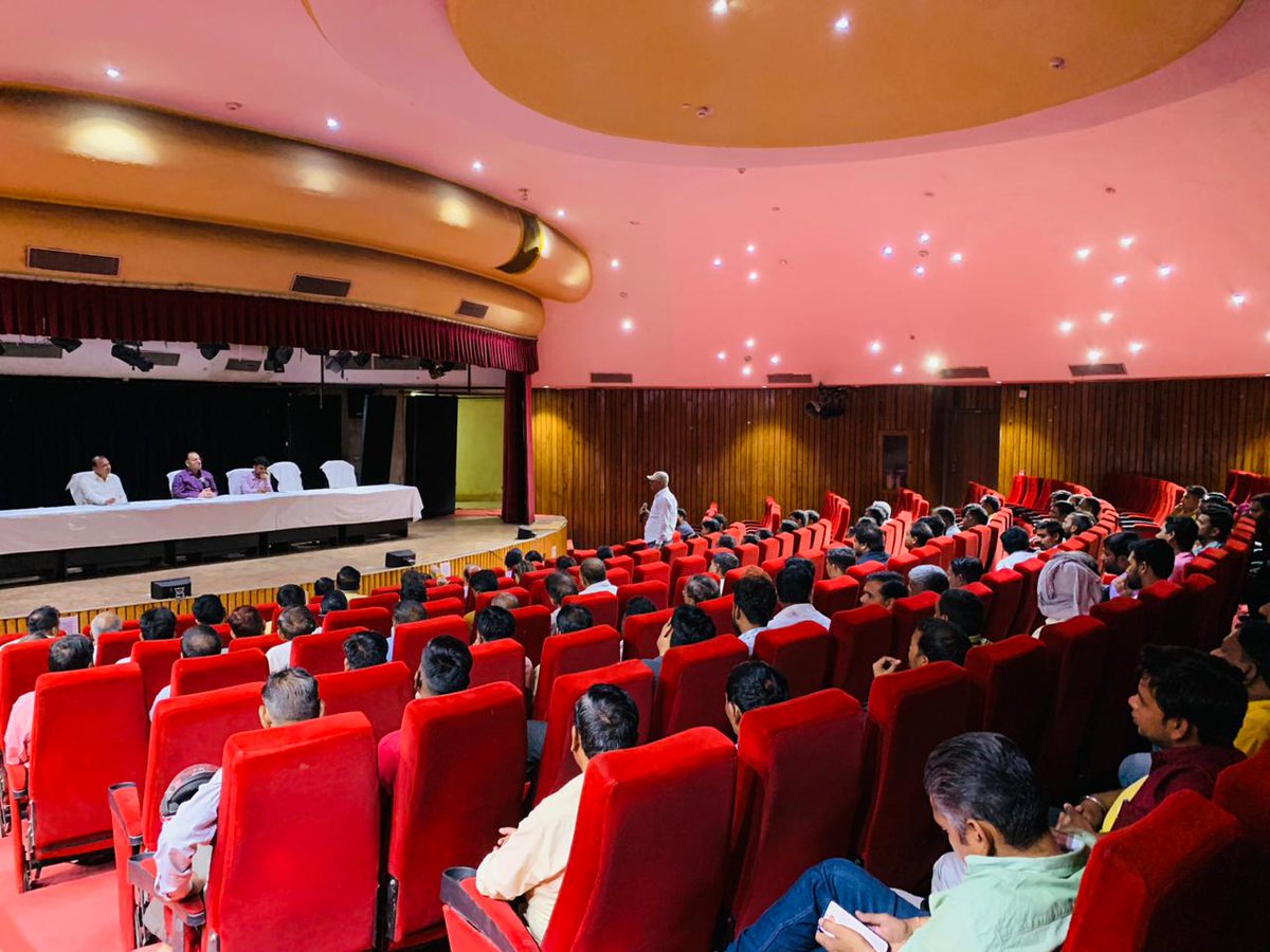 noida_authority's tweet image. इस बैठक में जन स्वास्थ्य विभाग के सभी अधिकारी व कर्मचारी उपस्थित रहे।
#NoidaAuthority 
#NoidaDevelopment 
#SwachhNoida
#CleanNoidaGreanNoida 
#AtamNirbharBharat 
#NoidaBanegaNo. 1
#SwachhSurvekshan2024