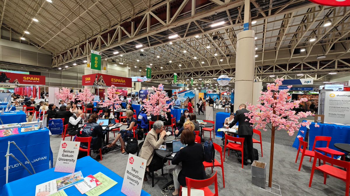 UniBarcelona's tweet photo. #UniBarcelona | 🗺️Una delegació de la UB ha participat en la Fira Internacional d’Educació Superior @NAFSA, que té lloc a Nova Orleans (EUA) amb 350 expositors de 50 països.

🤝 L’objectiu és establir contactes amb socis internacionals per crear nous acords i reforçar-ne els existents en els àmbits de la mobilitat internacional, la cooperació acadèmica i la recerca.

🇺🇸 La UB es troba a l’estand Study in Catalonia Enguany s’ha fet el llançament del programa pilot de cooperació entre universitats del sistema català i el de Califòrnia.