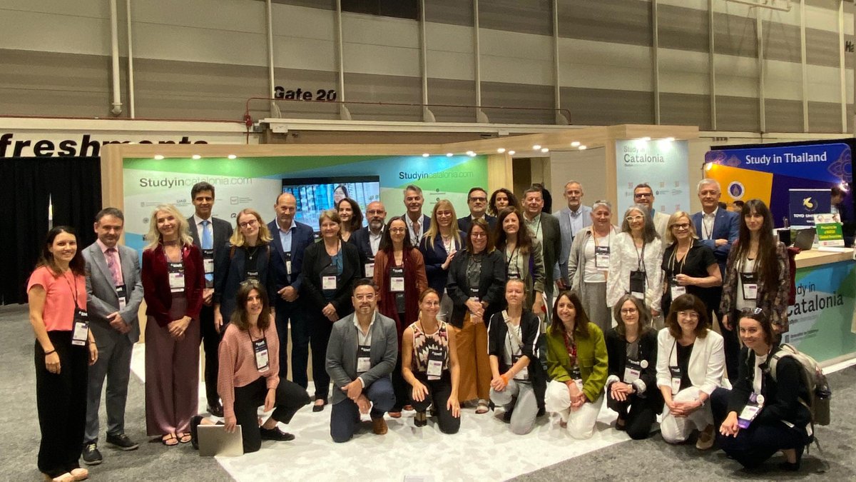 UniBarcelona's tweet photo. #UniBarcelona | 🗺️Una delegació de la UB ha participat en la Fira Internacional d’Educació Superior @NAFSA, que té lloc a Nova Orleans (EUA) amb 350 expositors de 50 països.

🤝 L’objectiu és establir contactes amb socis internacionals per crear nous acords i reforçar-ne els existents en els àmbits de la mobilitat internacional, la cooperació acadèmica i la recerca.

🇺🇸 La UB es troba a l’estand Study in Catalonia Enguany s’ha fet el llançament del programa pilot de cooperació entre universitats del sistema català i el de Califòrnia.