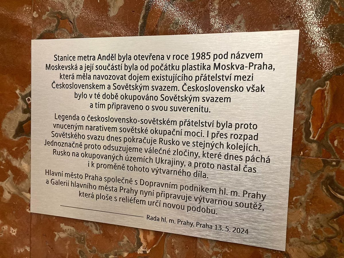 Posledniskaut's tweet image. Na stanici metra Anděl přibyla cedule. 
(Foto: Adam Hejduk, MF DNES)