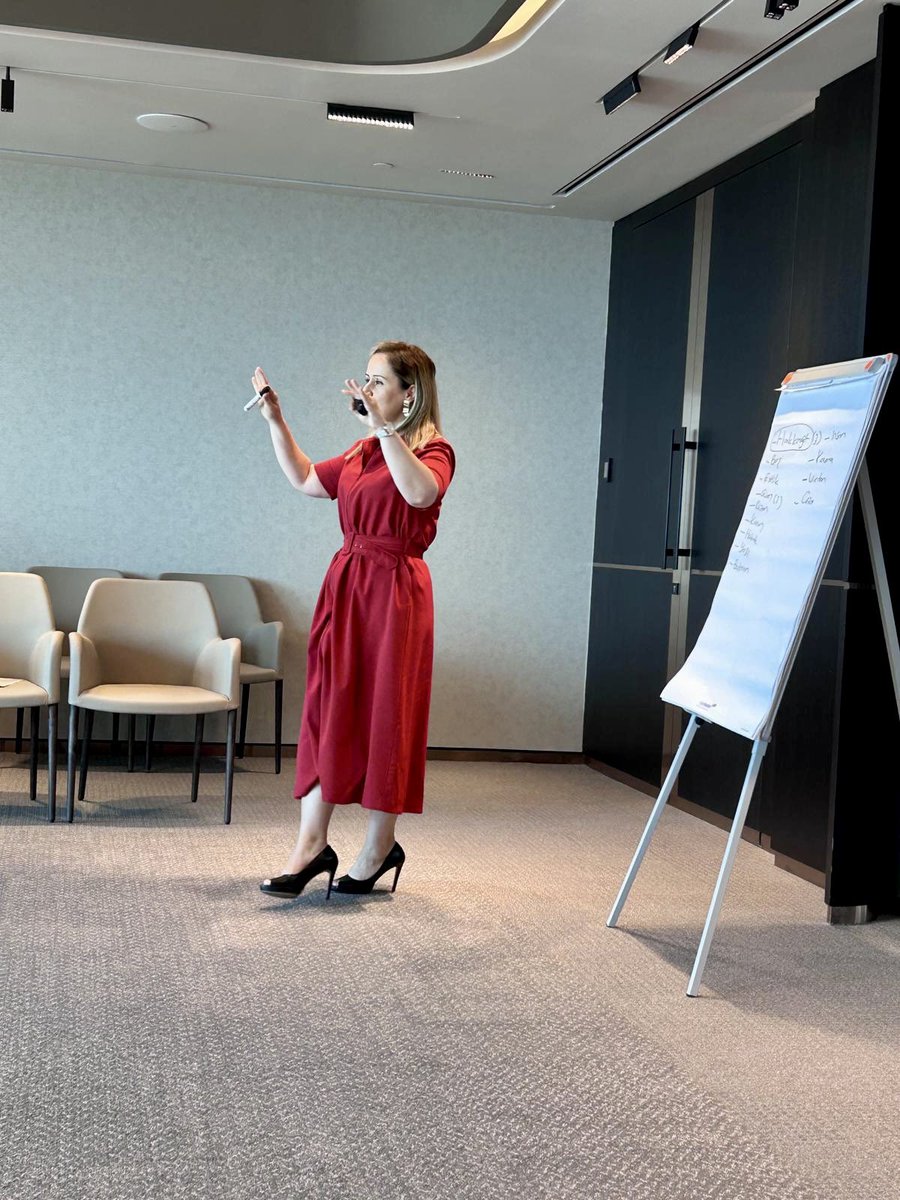 Halkbank’ın değerli daire başkanları için düzenlenen “Adalet” eğitimimizden kareler.. Tarihi olaylar, örnek vakalar üzerinden adalet başlığını, adil karar alma süreçlerini anlattım..

Liderlerimizle gerçekleştirdiğimiz verimli eğitim için tüm emeği geçenlere teşekkür ederim.