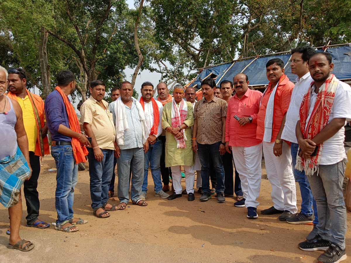 गोड्डा लोकसभा के सिरसा चौक में NDA प्रत्याशी श्री निशिकांत दुबे जी के समर्थन में जन संपर्क कर वोट की अपील किया. 

लड़ेगा गोड्डा 
जीतेगा एनडीए

#फिर_एक_बार_मोदी_सरकार 
#पहले_मतदान_फिर_जलपान