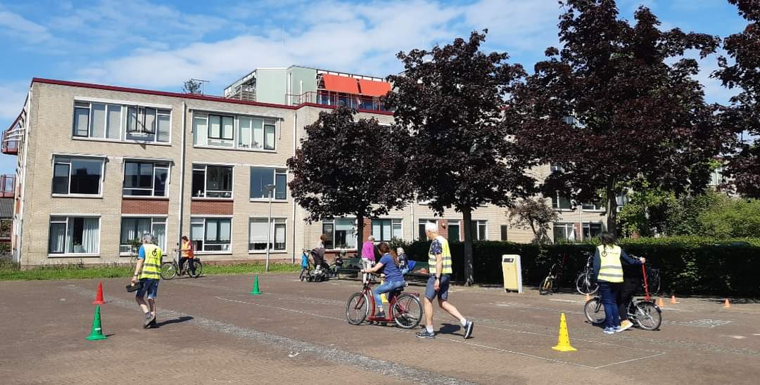 Vanaf 18 juni starten we weer met fietslessen in Den Hoorn Elke dinsdag en donderdag van 10 tot 11 uur. Wil jij als vrijwilliger komen helpen bij de lessen? Of wil je zelf graag (weer) leren fietsen (of ken je iemand dit wil)? Neem contact met ons op via s.vandermeer@swmd.nl