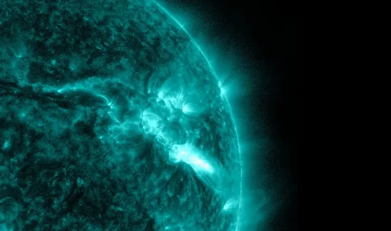 MashableTR's tweet photo. 🌞 Son 165 yılın en kötü Güneş patlamaları ufukta. Bilim insanları daha güçlü güneş patlamalarını gelecek yıl bekliyor.

☄️ Güneş, "solar maksimuma" yani 11 yıllık Güneş döngüsünün en üst noktasına henüz çıkmadı.

🌞 Beklenen maksimum ise, önümüzdeki yılın yaz sıcağında gelecek: 2025'in Temmuz ayında...

☄️ Harvard astrofizikçisi Dr. Jonathan McDowell’a göre, 2025’te ve hatta 2026’da çok daha büyük fırtınalar yaşamamız mümkün.

🌍 Güneş patlamalarının büyüklüğü yeryüzünde elektronik cihazları ve telekomünikasyonu etkileyebiliyor.

🔗 İlgilenenler için haberin devamı linkte:
https://t.co/WGC1rfwQhP