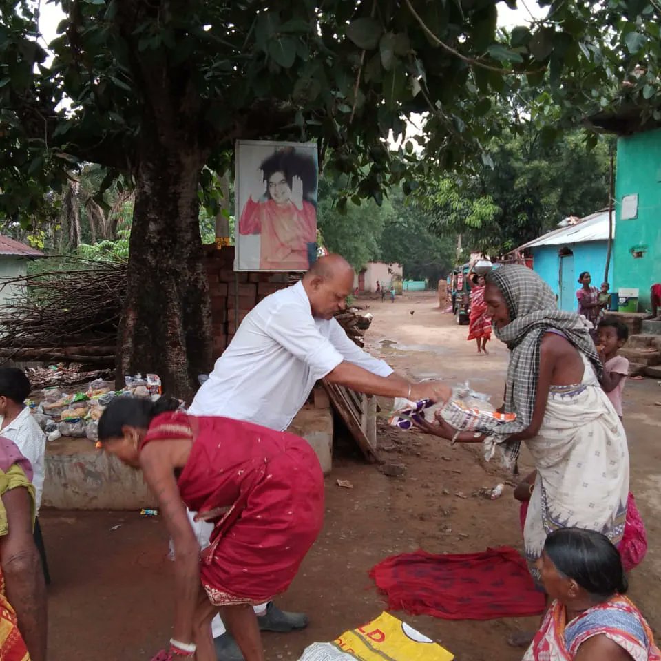 Loving Sairam..
With the blessings of Sri Sathya Sai Baba, on May 26, 2024, Nabarangpur Samithi of Nabarangpur District distributed Amruta Kalash to the needy Narayans in the adopted village of Bangapalli.
#AmrutaKalash 
#Nabarangpur 
-Media Team