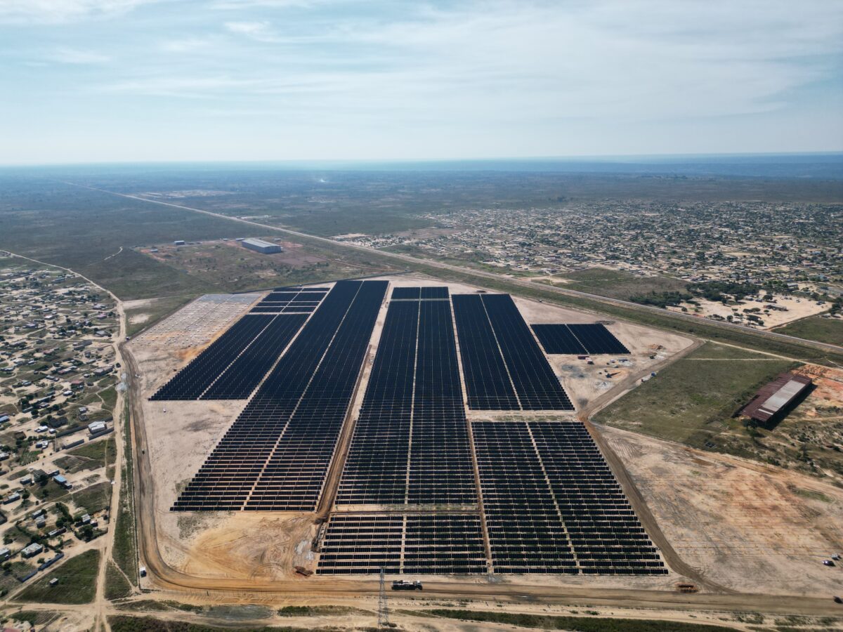 Angola inaugurates 25.3 MW solar park : The Angolan authorities have inaugurated a 25.3 MW solar park built by Portugal’s MCA and Sun Africa. The project is the fourth of seven installations that are being built for the… dlvr.it/T7bQTP #Renewables #Energy #Technology